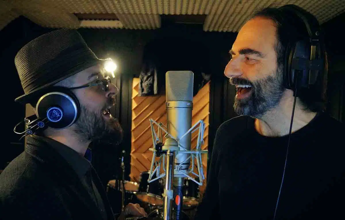 Il Cantautore Lorenzo Santangelo con l'attore Neri Marcorè sul palco del Teatro Ghione per il lancio del loro singolo "La Minoranza" e l'album di Santangelo "Musick"