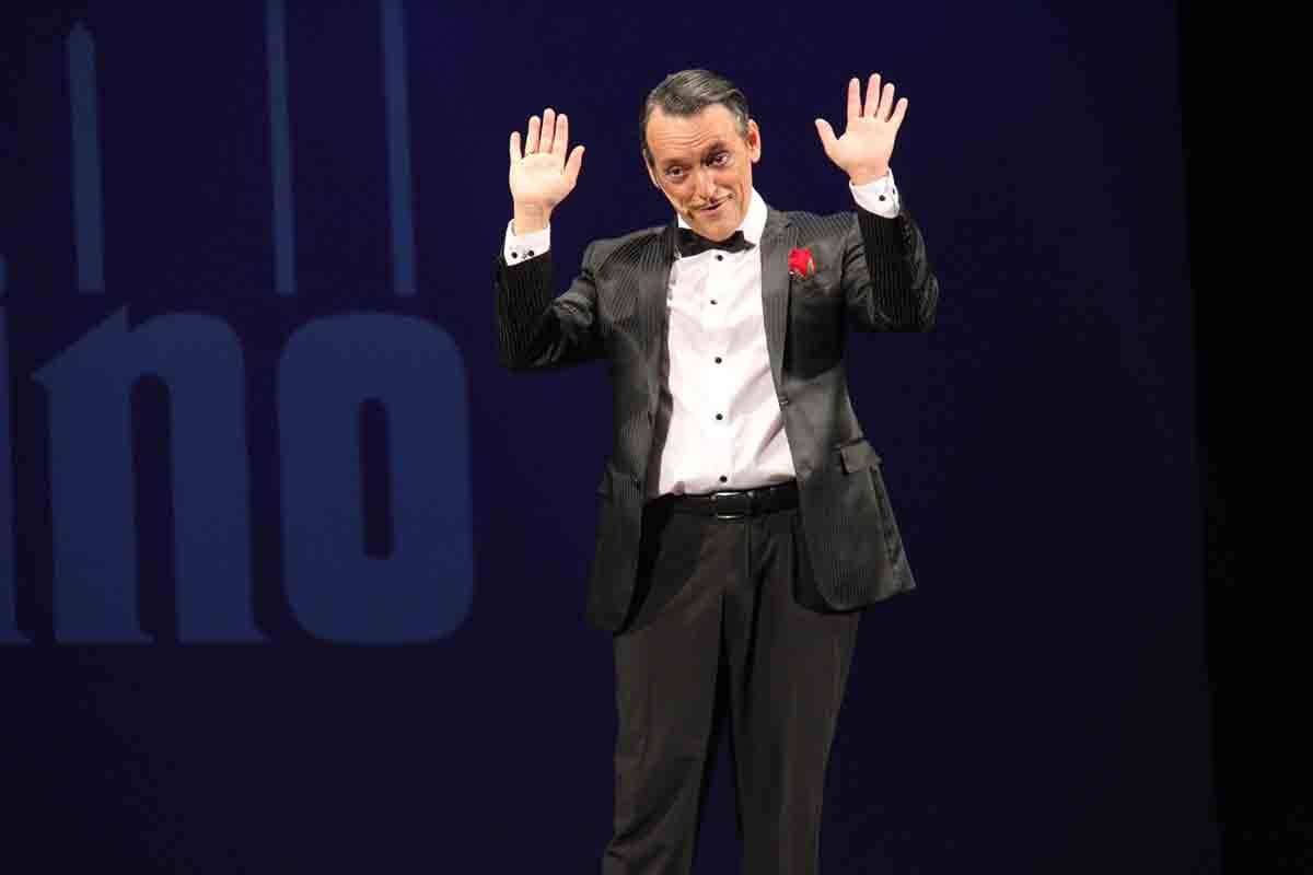 Tributo alle icone della comicità, da Petrolini a Sordi, con Antonello Costa in "Il principe del varietà" 2 Antonello Costa in “Il principe del varietà”