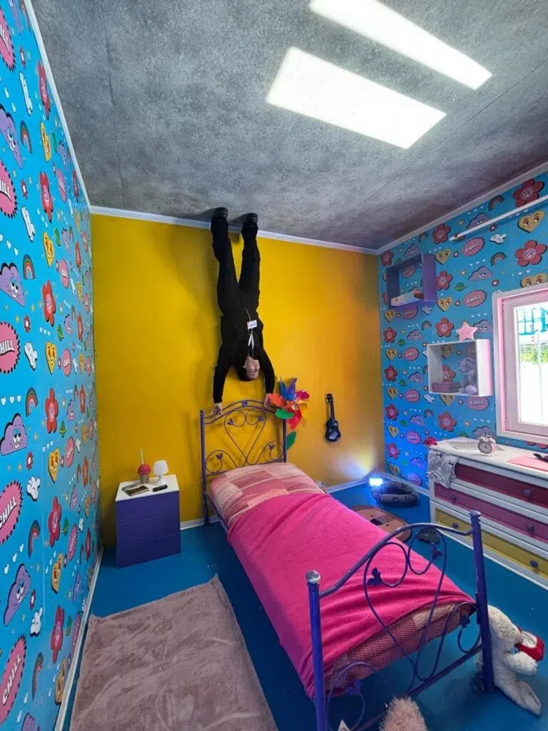 Fa tappa a Roma "La Casa Capovolta", set fotografico vivente e sottosopra 5 La Casa Capovolta