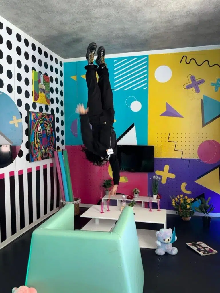 Fa tappa a Roma "La Casa Capovolta", set fotografico vivente e sottosopra 4 La Casa Capovolta