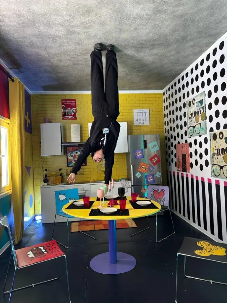 Fa tappa a Roma "La Casa Capovolta", set fotografico vivente e sottosopra 3 La Casa Capovolta