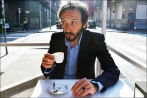 Mao fotografato da Danilo Samà alla Pasticceria Zichella, nel quartiere San Salvario di Torino, nel 2025
