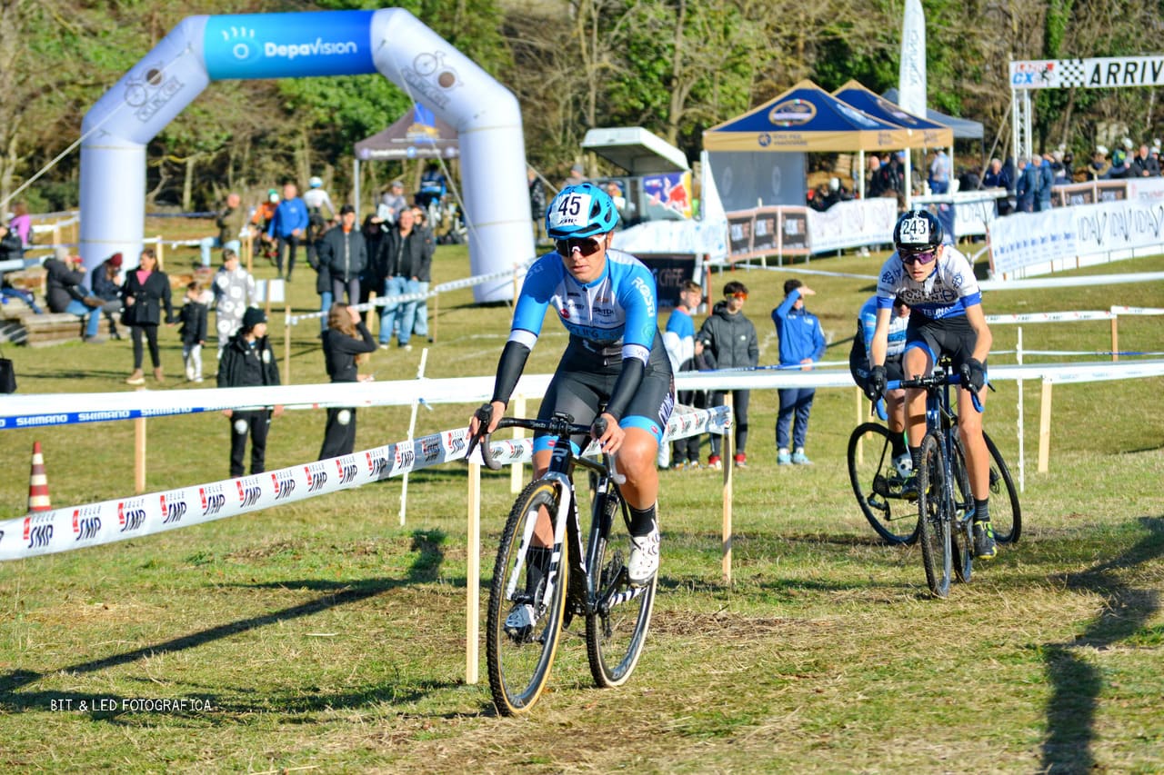Il Cycling Cafè Racing Team protagonista ai Pratoni del Vivaro: pioggia di successi nell’ultima tappa del Lazio Cross 4 Il Cycling Cafè Racing Team protagonista ai Pratoni del Vivaro: pioggia di successi nell’ultima tappa del Lazio Cross