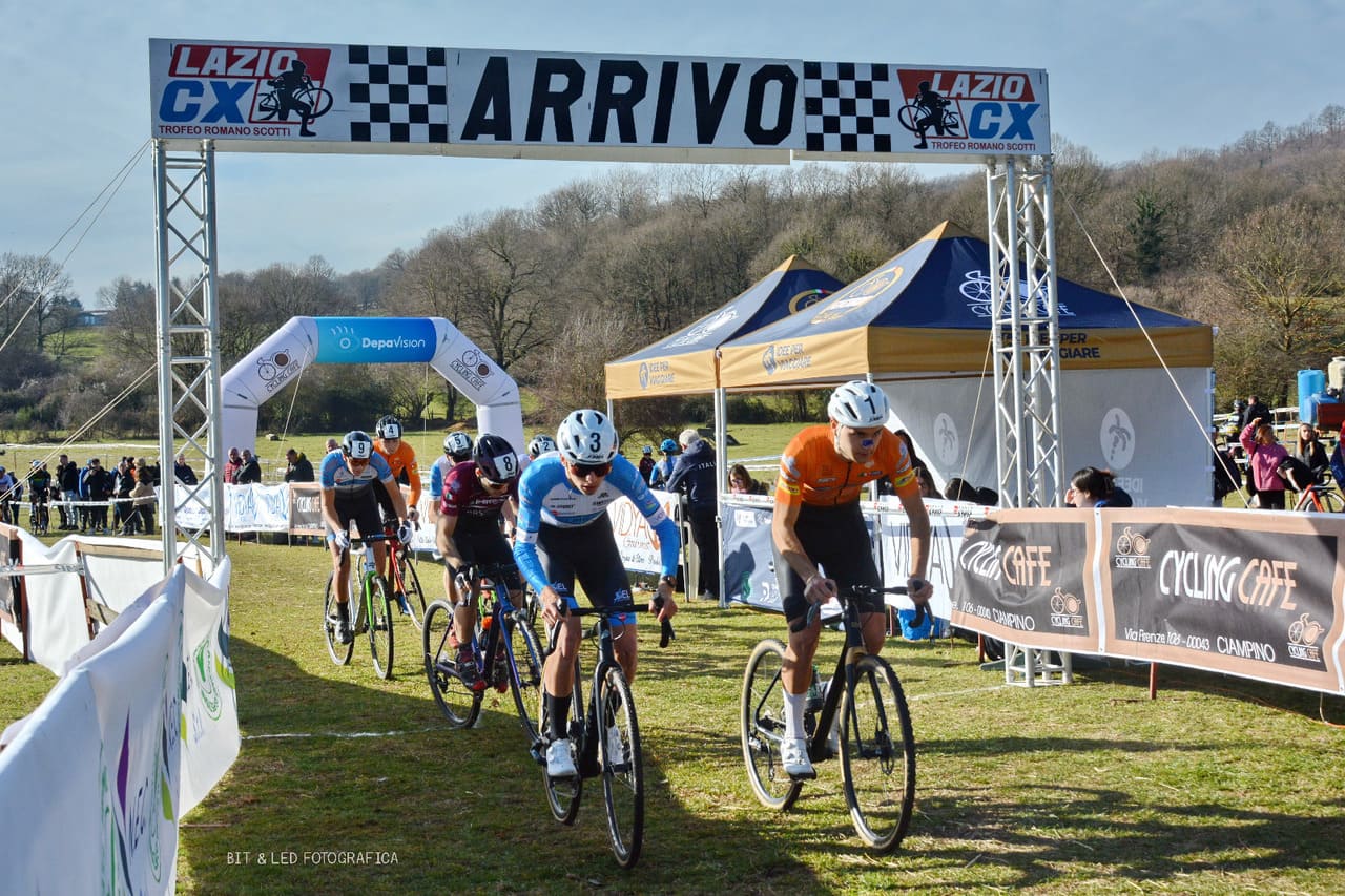 Il Cycling Cafè Racing Team protagonista ai Pratoni del Vivaro: pioggia di successi nell’ultima tappa del Lazio Cross