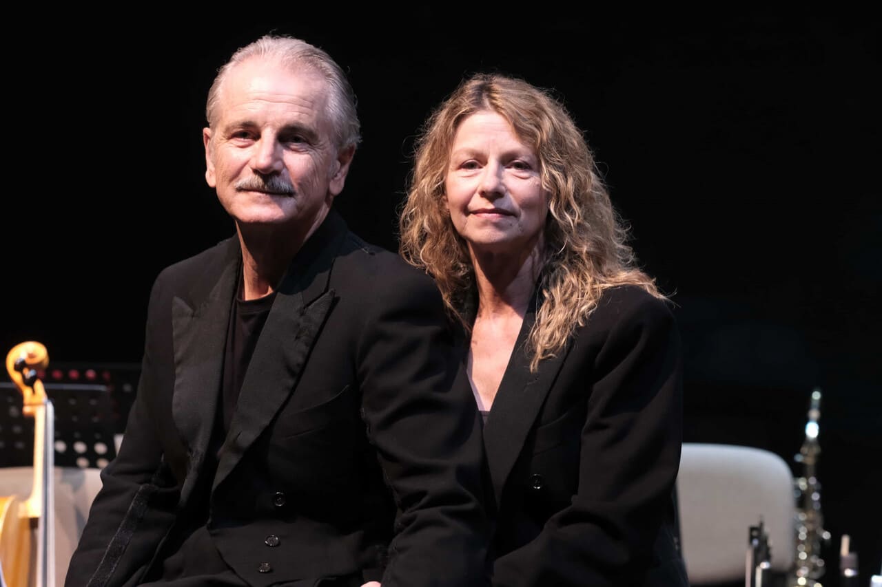 Amanda Sandrelli e Paolo Giovannucci seduti sul palco durante lo spettacolo teatrale “Il Carnevale degli insetti”.