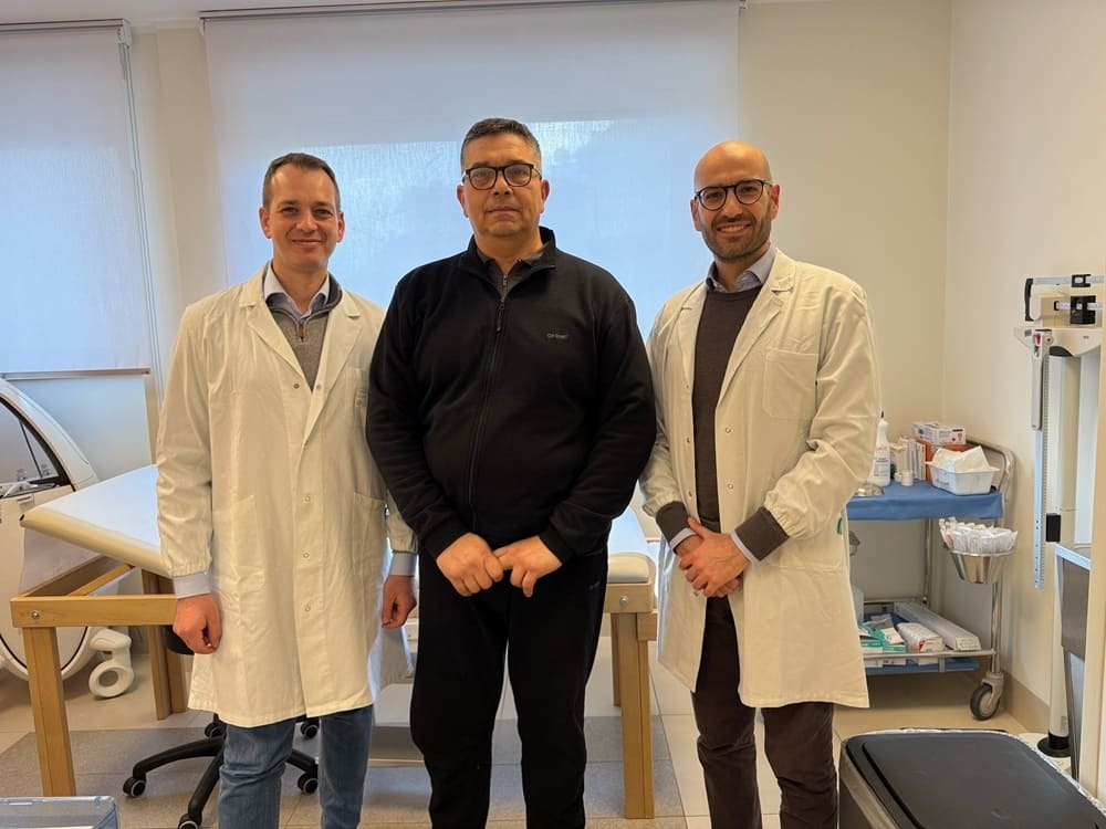 Chirurgia vertebrale complessa: a Tiberia Hospital eseguito particolare intervento sulla colonna vertebrale con tecnica ALIF 65 Equipe medica con paziente al Tiberia Hospital dopo intervento di chirurgia vertebrale con tecnica ALIF