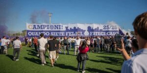 Giocatori Ostiamare festeggiano la promozione in Serie C dopo la vittoria contro il Termoli