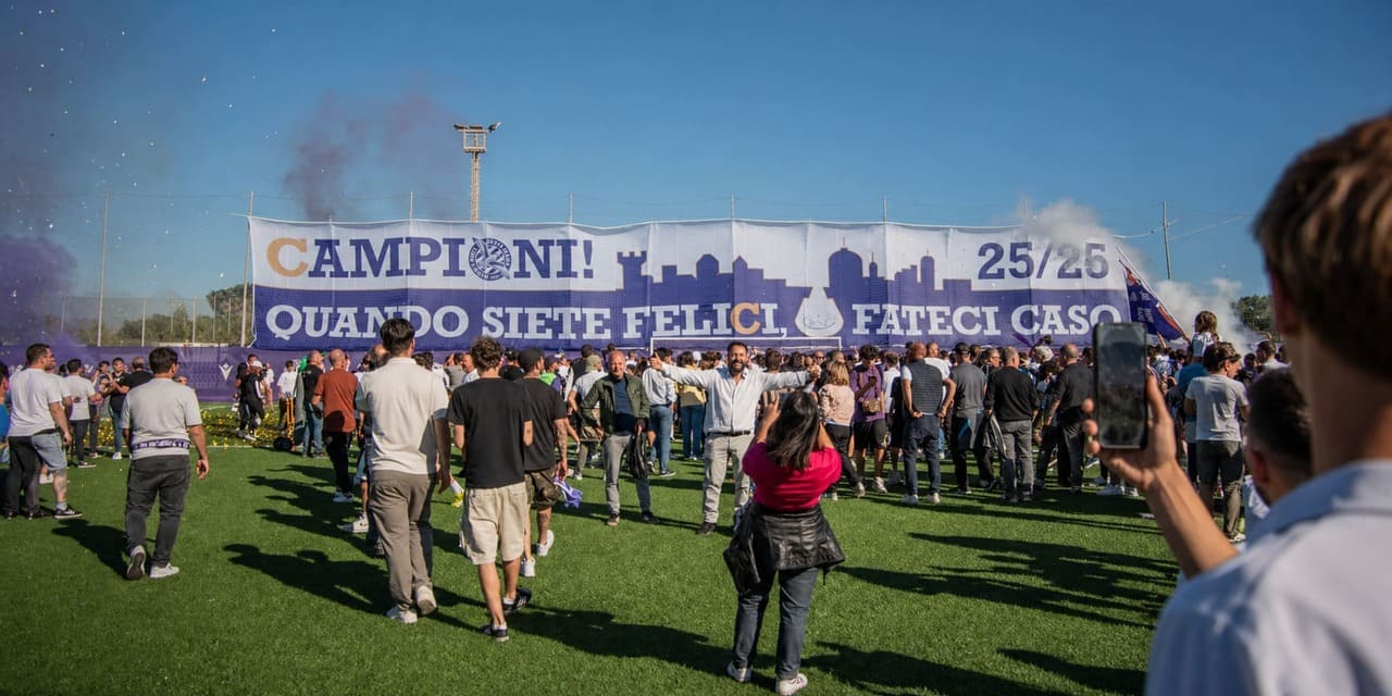 Giocatori Ostiamare festeggiano la promozione in Serie C dopo la vittoria contro il Termoli