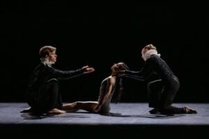 Danzatori nello spettacolo Requiem di Angelin Preljocaj al Teatro Ostia Antica Festival 2026