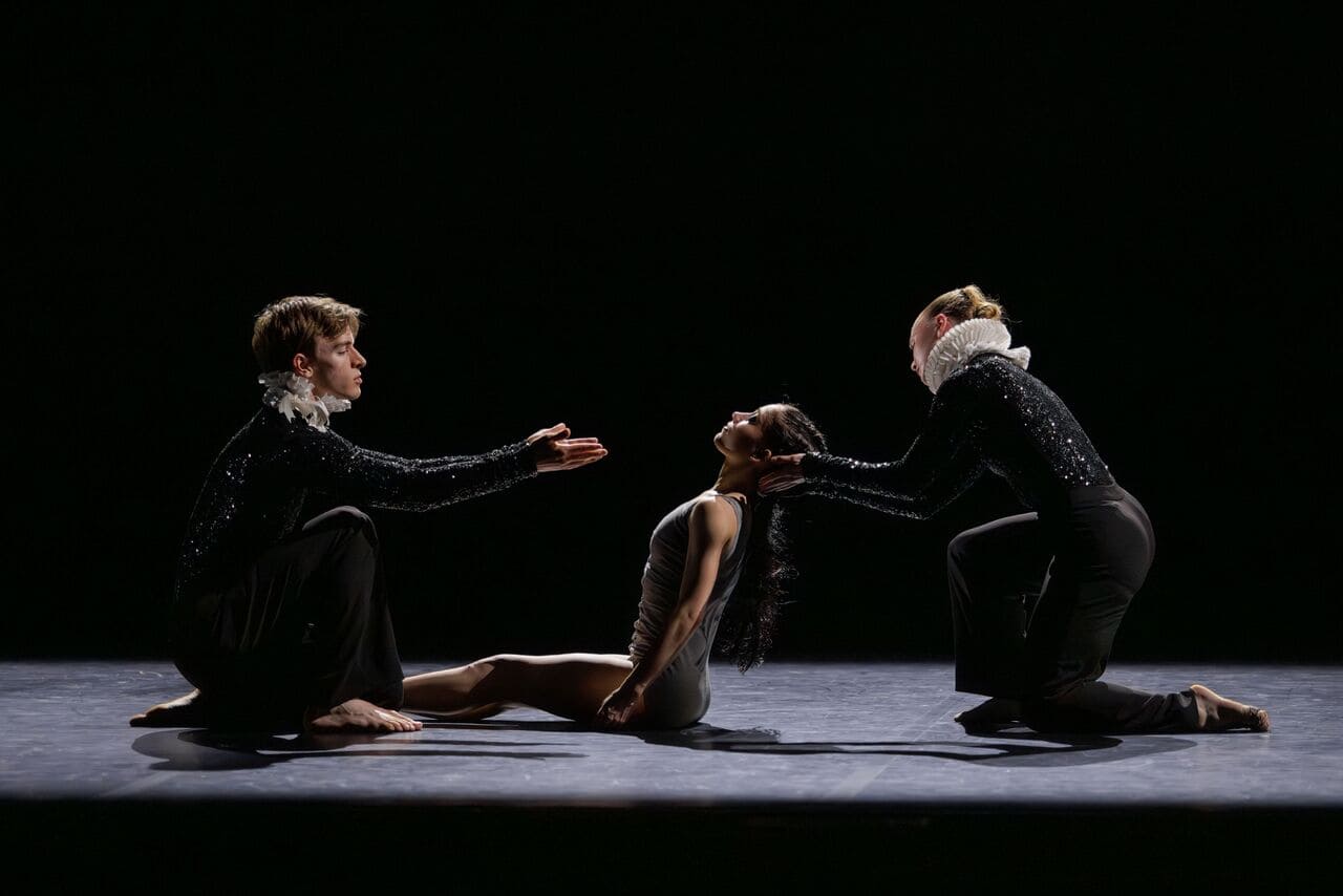 Danzatori nello spettacolo Requiem di Angelin Preljocaj al Teatro Ostia Antica Festival 2026
