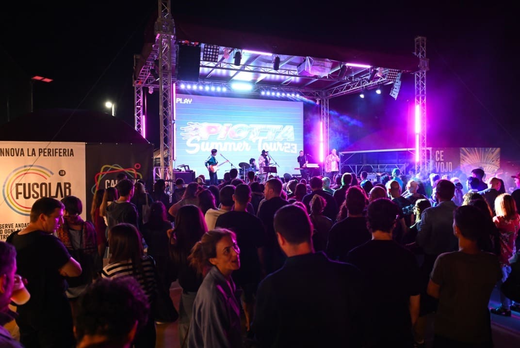 Pubblico davanti al palco del Casilino Sky Park 2026 a Roma Est durante un concerto serale