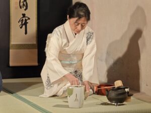 Donna in kimono durante la tradizionale cerimonia del tè giapponese a Toffia nello scambio culturale con Ishigaki