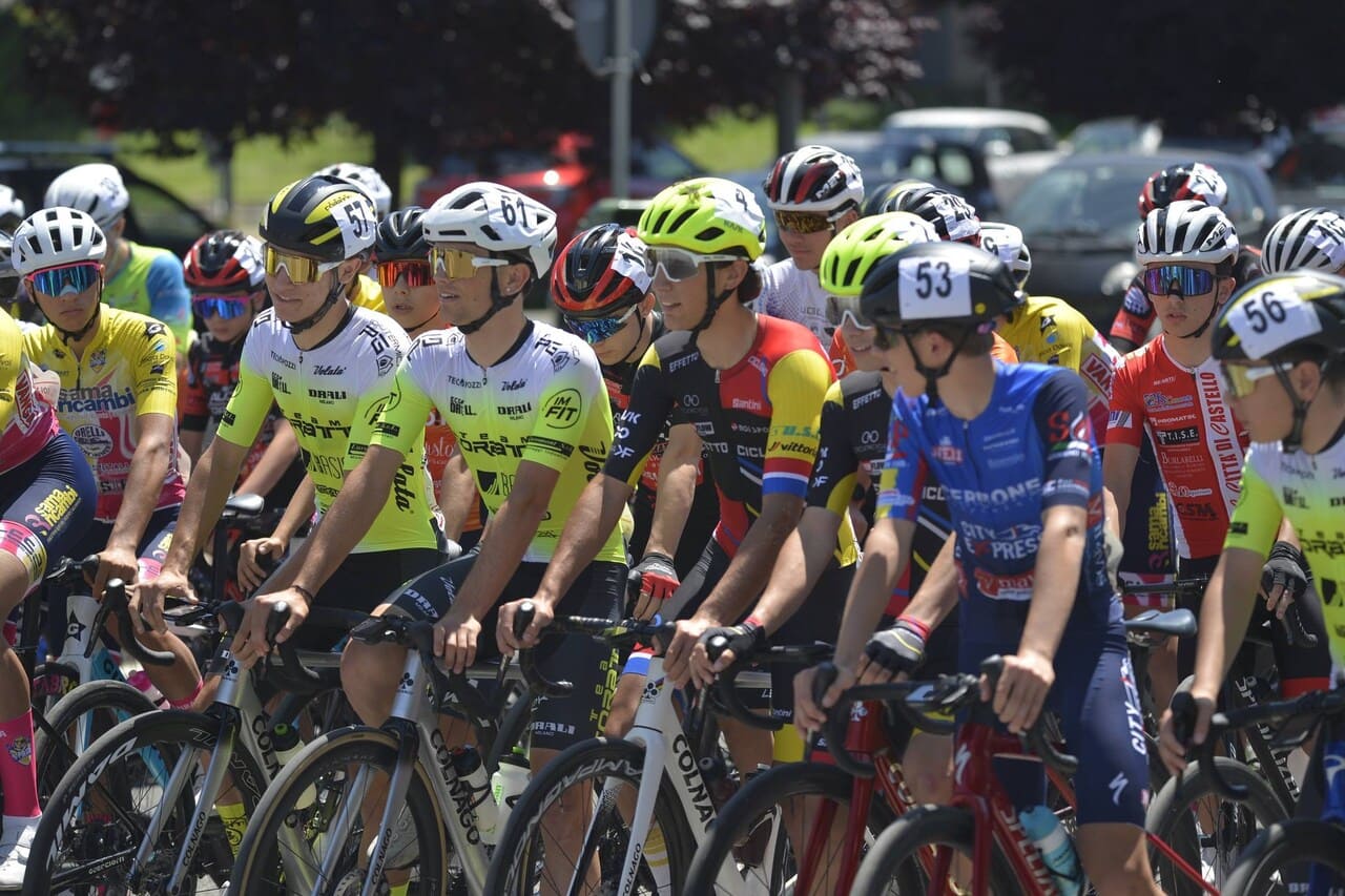 Gruppo di giovani ciclisti alla partenza del 2° GP Nomentum a Casali di Mentana, gara riservata alla categoria Allievi.