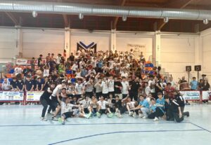 Squadra Under 17 Marino Cisterna Volley con tifosi durante i festeggiamenti per la vittoria del campionato regionale