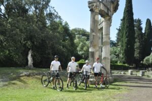 Ciclisti della Superbum Bike 2026 all’interno di Villa Adriana a Tivoli