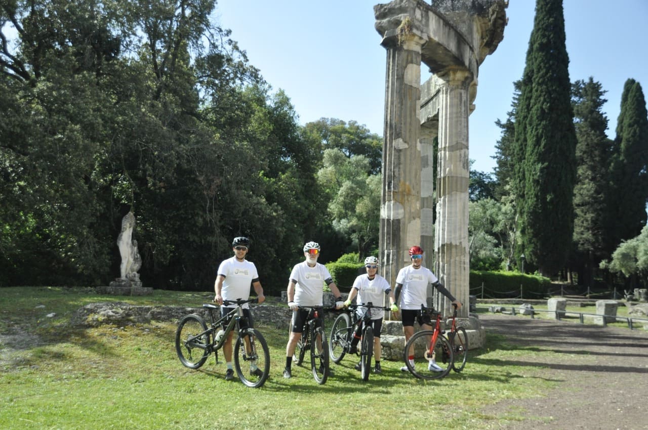 Ciclisti della Superbum Bike 2026 all’interno di Villa Adriana a Tivoli