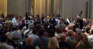 Pubblico e musicisti durante un concerto del Festival Musica Antica all’Aventino nella Basilica dei Santi Bonifacio e Alessio a Roma
