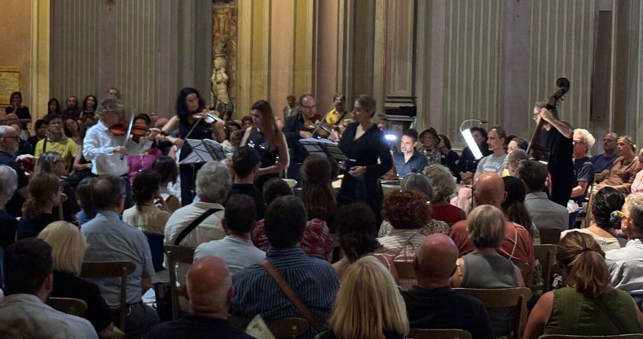 Pubblico e musicisti durante un concerto del Festival Musica Antica all’Aventino nella Basilica dei Santi Bonifacio e Alessio a Roma