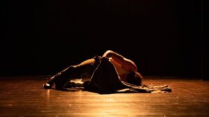 Danzatore contemporaneo in scena durante uno spettacolo del festival Dancescreen in the Land