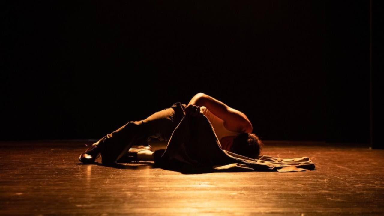 Dancescreen in the Land 2026 a Bracciano: programma dal 27 al 30 agosto 60 Danzatore contemporaneo in scena durante uno spettacolo del festival Dancescreen in the Land