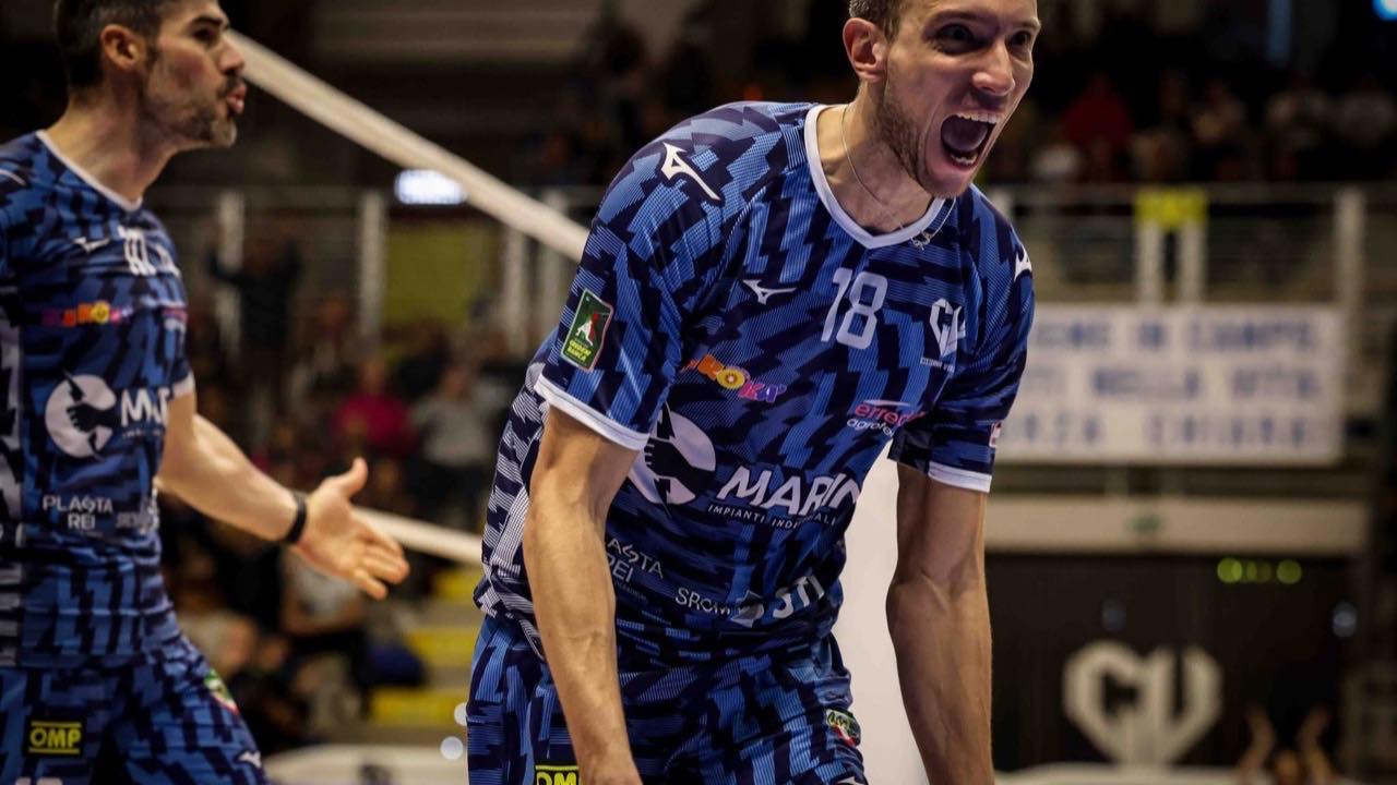 Daniele Mazzone, quarta stagione con Cisterna Volley: «Servirà la massima costanza» 59 Daniele Mazzone con la maglia del Cisterna Volley durante una partita di SuperLega