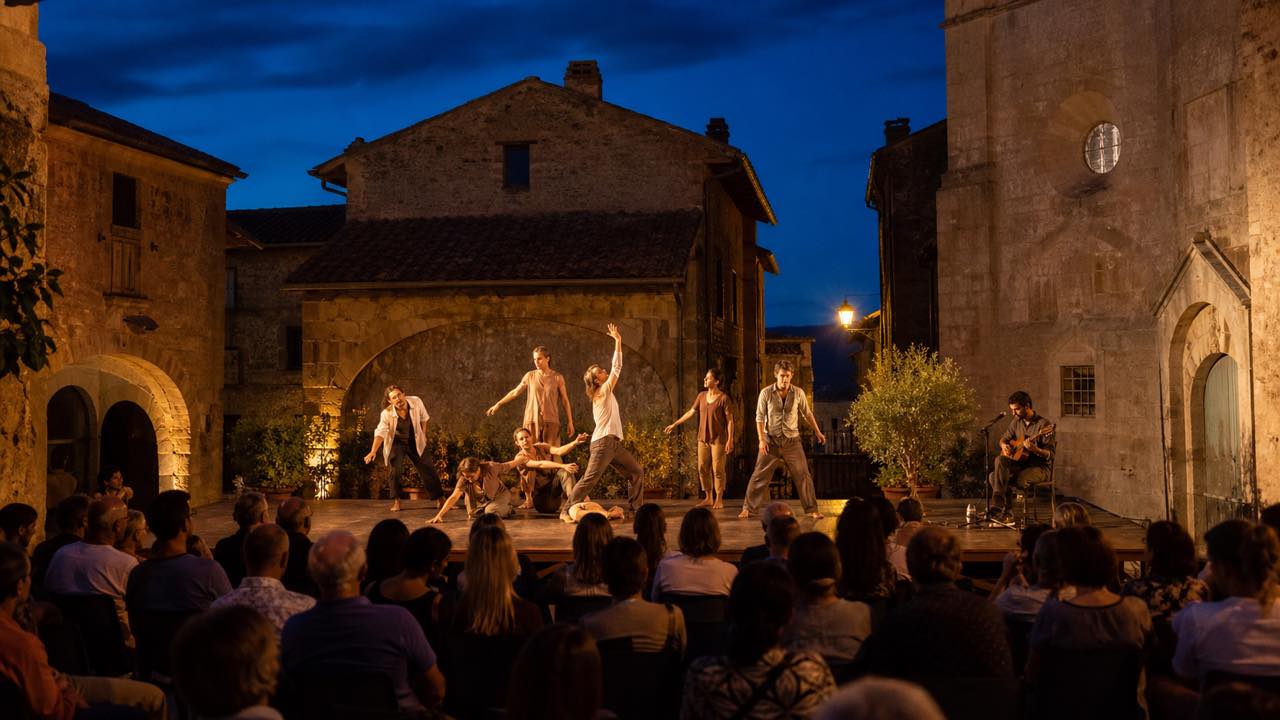 Vetralla Summer Festival 2026: cinque spettacoli dal 7 agosto 68 Spettacolo teatrale all’aperto in una piazza storica della Tuscia durante una sera d’estate